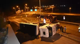 Sinop'ta kömür yüklü tır devrildi, 2 kişi yaralandı