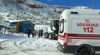 Tunceli'de kardan yolu kapanan köylerdeki iki hasta ekiplerce hastaneye ulaştırıldı