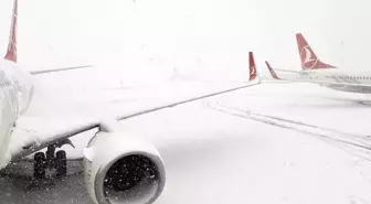 Uçak seferlerine kar yağışı engeli