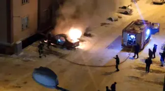 Van'da park halindeki otomobil alev alev yandı