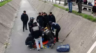 Yayaya yol veren motosikletli arkasından gelen otomobilin çarpmasıyla kanala uçtu