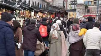 Yeni yıla bir gün kala Eminönü'nde alışveriş yoğunluğu