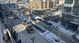 Yüksekova'da karla mücadele çalışmaları sürüyor