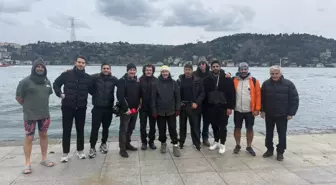 'Akıntıburnu Yüzücüleri' geleneği bozmadı; yeni yılı denize girerek kutladı