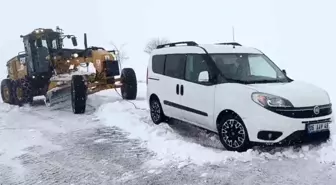 Aksaray'da yoğun kar yağışı nedeniyle yolda mahsur kalan araçlar kurtarılıyor