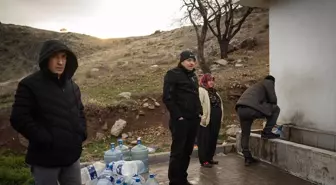 Ankara'da su kesintisinden etkilenen vatandaşlar çeşmelerden su temin ediyor