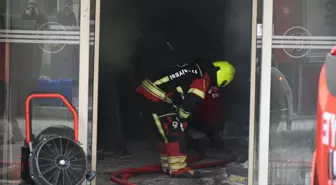 Atıl haldeki otel binasında patlama sonrası yangın; 2 işçi dumandan etkilendi