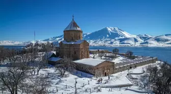 Beyaza bürünen Akdamar Adası ziyaretçilerini ağırlıyor