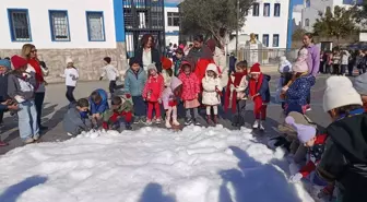 Bodrum'da çocuklara okul bahçesinde suni kar sürprizi