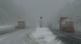 Bolu Dağı'nda hafif kar yağışı ve sis