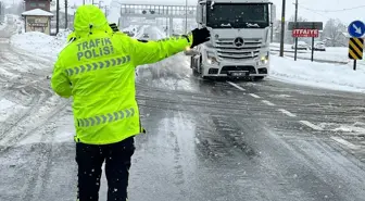 Bolu Dağı'nda kar yağışı nedeniyle ağır tonajlı araçların geçişine izin verilmiyor