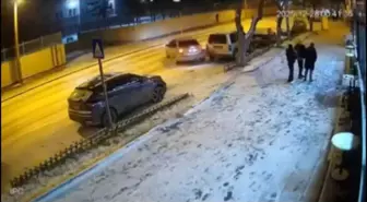 Buzlanan yolda otomobilin park halindeki 2 araca çarptığı kaza kamerada