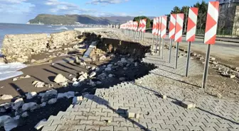 Dev dalgalar Cide-Bartın yoluna zarar verdi