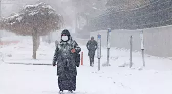 Diyarbakır'da Kar Yağışı: Bazı Araçlar Yollarda Kaldı