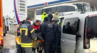 Duvara çarpan hafif ticari aracın sürücüsü yaralandı