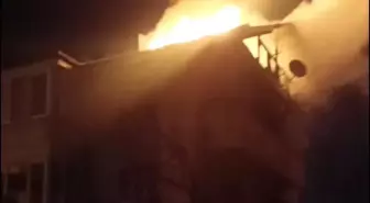 Düzce'de 3 katlı binanın çatısı alev alev yandı