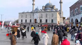 Eminönü'nde Yılbaşı Hareketliliği