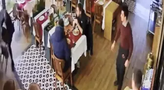 Esenyurt'ta müzisyen Cahit Berkay'ın kullandığı otomobil restorana girdi