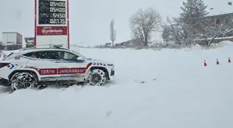 Gemerek'te kar yağışı etkili oluyor