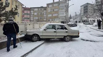 Gümüşhane'de araçların buzlu yolda kayması kameraya yansıdı