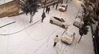 Gümüşhane'de buzlu yolda yokuş aşağı kayan araçlar kamerada