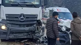 Isparta'da park halindeki kamyona çarpan otomobildeki 2 kişi öldü