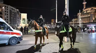 İstanbul'un işlek cadde ve meydanlarında yılbaşı hareketliliği