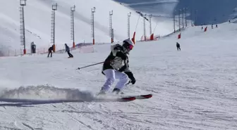 Kar kalınlığı 2 metreyi geçen Palandöken'de kayak keyfi