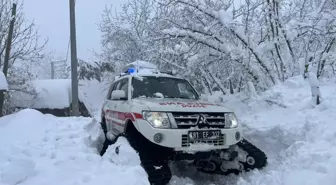 Kar nedeniyle yolu kapanan köydeki hastaya paletli ambulansla ulaşıldı
