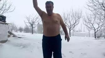 Kar sevinciyle üstsüz dışarı çıktı