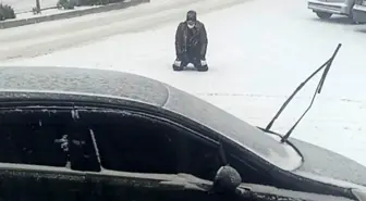 Kar yağışını görünce cadde ortasında secde etti