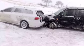 Karlı yolda araçlar çarpıştı: 1 yaralı