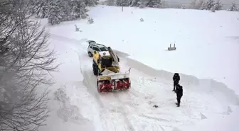 Kastamonu'da ekipler yeni yıla köy yollarını açarak giriyor