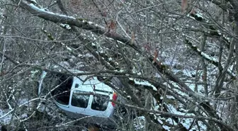 Kastamonu'da hafif ticari araç şarampole yuvarlandı, sürücü yara almadan kurtuldu