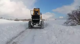 Kavak'ta belediye ekipleri karla mücadele çalışması yürütüyor
