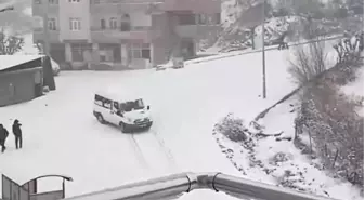 Kayarak üzerine gelen minibüsü gördü, manevrasıyla kazadan kurtuldu