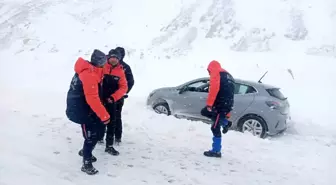 Kayseri'de AFAD ekipleri mahsur kalan araçlara yardıma koştu