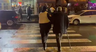 Kayseri'de 'yılbaşı' denetiminde polis memurundan duyarlılık; o anlar kamerada