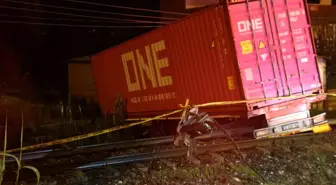 Kontrolden çıkan tırın raylara uçtuğu kazada tren seferleri durduruldu: 1 ölü