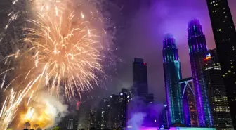 Malezya yeni yıla havai fişek gösterileriyle girdi