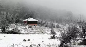 Manisa'da seyirlik kar manzarası