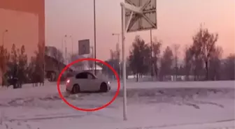 Otomobiliyle, üniversitenin basketbol sahasında kar üzerinde drift attı