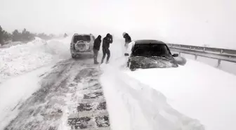 Sivas-Kayseri kara yolu yoğun kar ve tipi nedeniyle ulaşıma kapandı