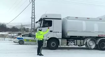 Sivas'ta etkili olan kar ulaşımda aksamalara neden oldu