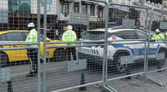 Taksim'de yılbaşı hazırlıkları! Demir bariyerler getirildi, yollar kapatıldı