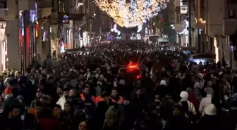 İstanbul'da binlerce kişi yeni yılı kutlamak için Taksim'e akın etti