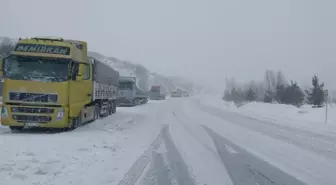 Tokat-Sivas kara yolunda kar yağışı nedeniyle ulaşım aksadı