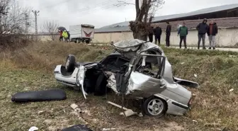 Tokat'ta feci kaza: İkiye ayrılan otomobil sürücüsü ağır yaralandı