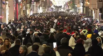 Yeni yıla saatler kala İstiklal Caddesi'nde yoğunluk