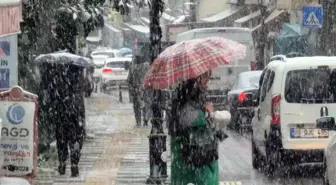 Yılın son kar yağışı 5 dakikada Bartın'ı beyaza bürüdü